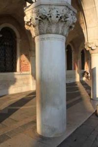Read more about the article La colonna dannata di Palazzo Ducale