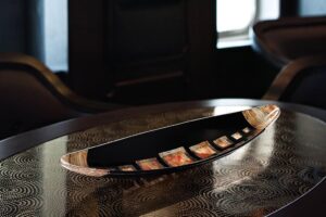 Read more about the article Modern apartment living room ideas: Murano glass centerpiece